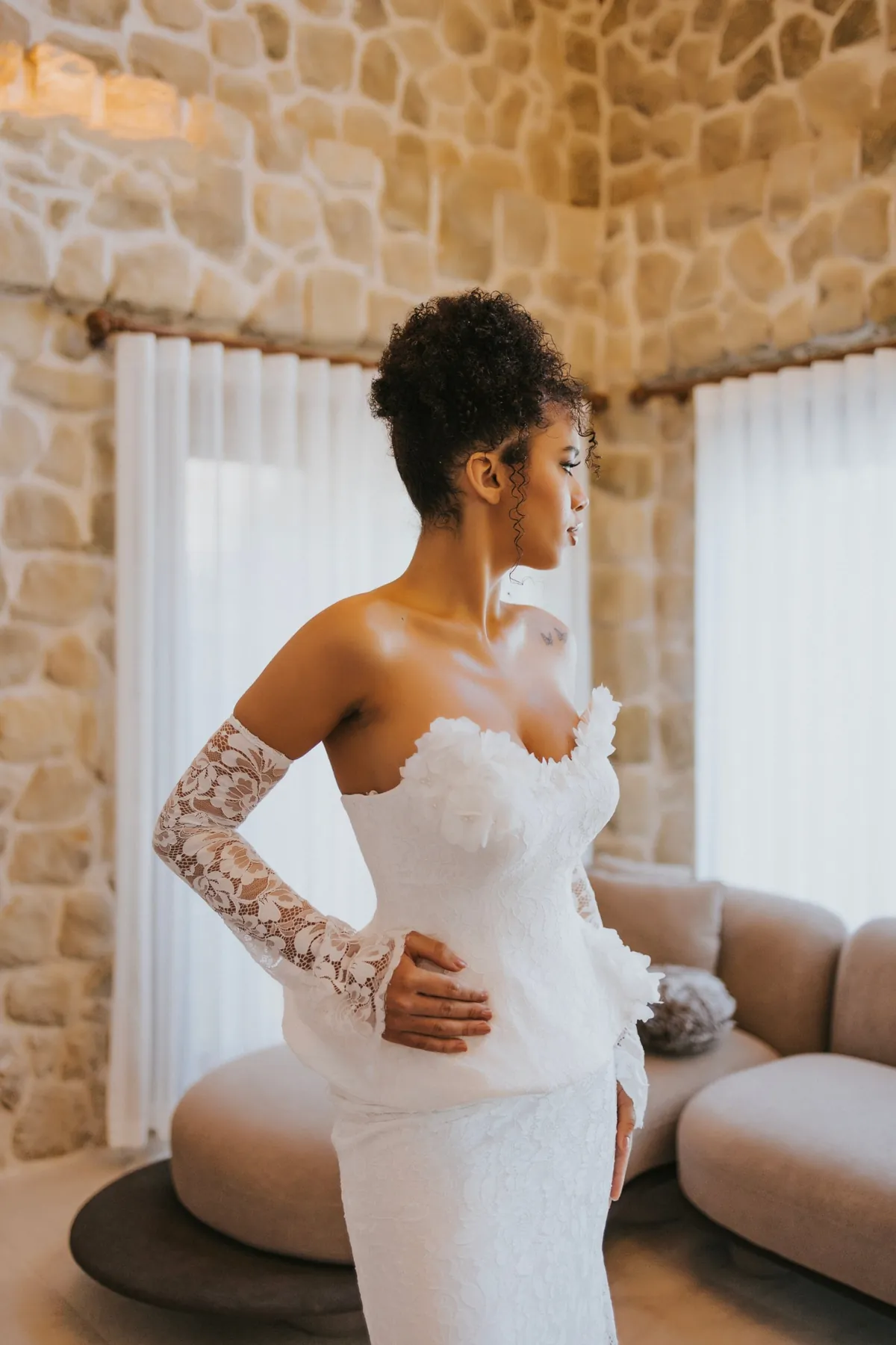 Nergis gelinlik: Nergis: kalp yakası 3D çiçeklerle işlenmiş dantel gövde ve belde yumuşak peplum.