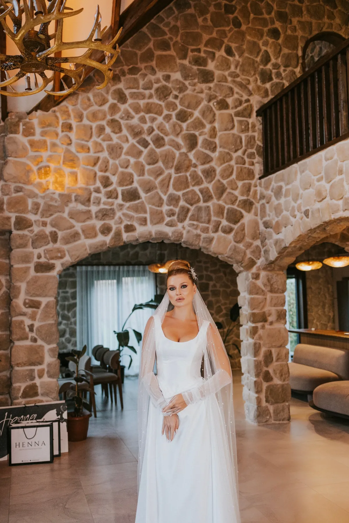 Su gelinlik: Çıkarılabilir incili tül kollar ve saten A kesim etek.